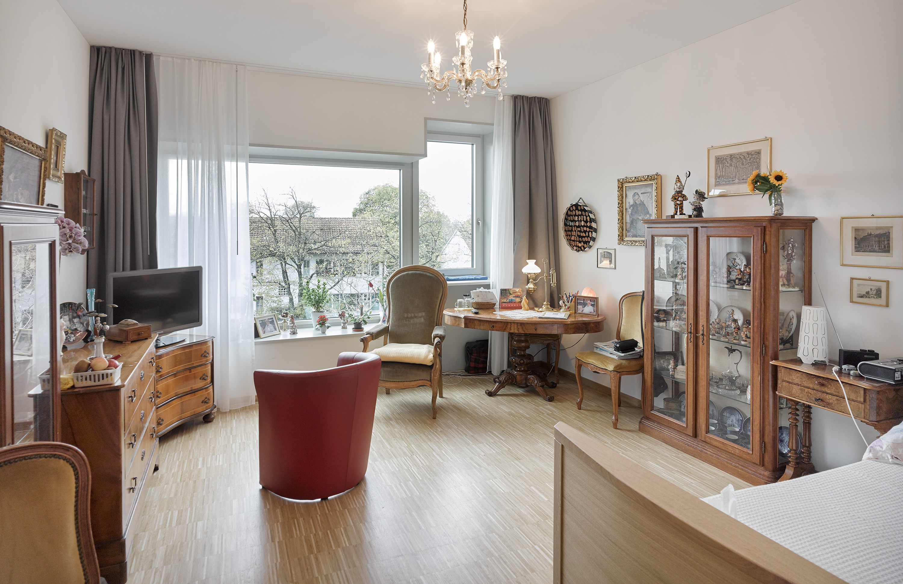 Möbliertes Standardzimmer