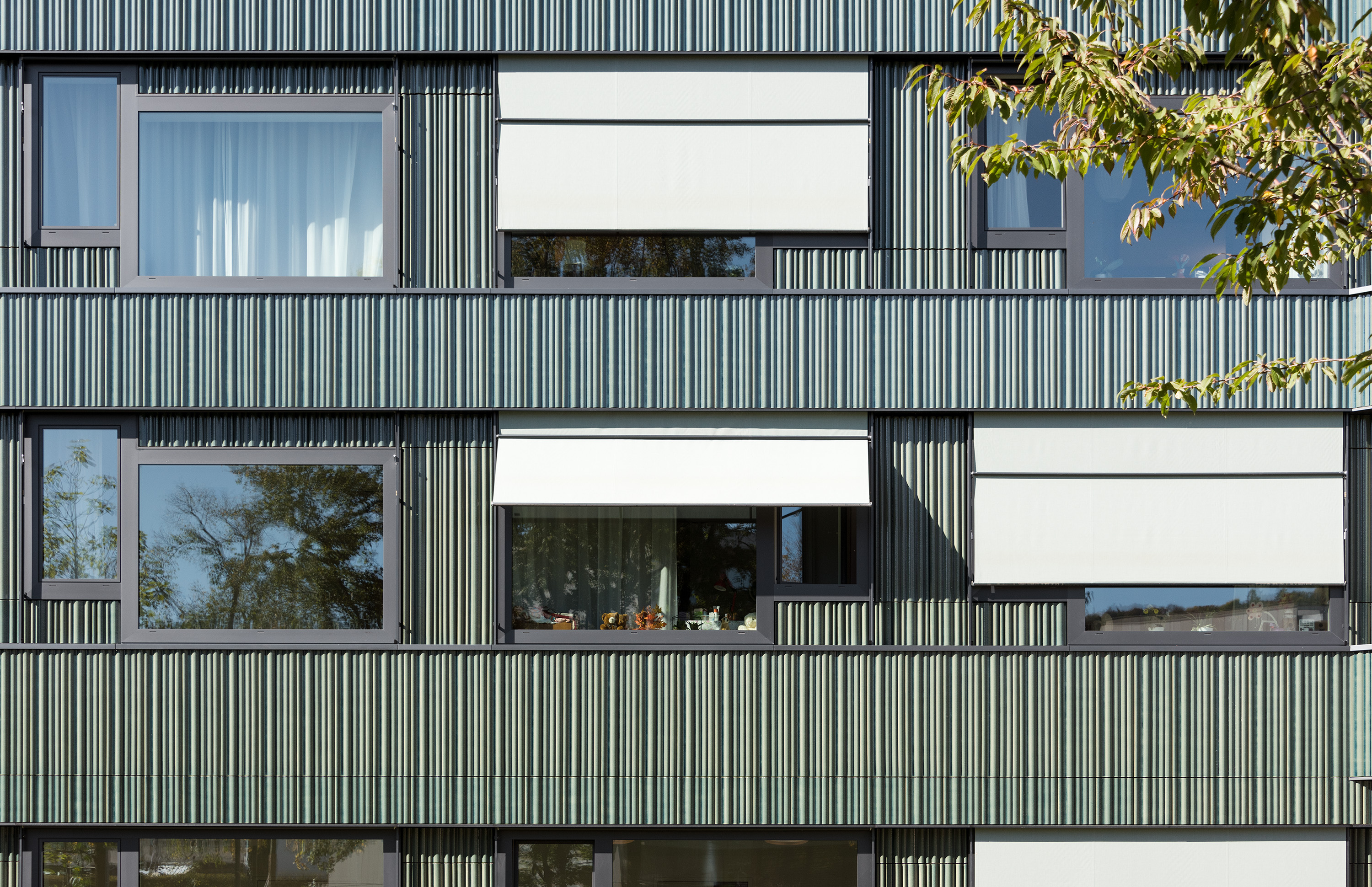 Fassade mit vorfabrizierter Fensterkombination