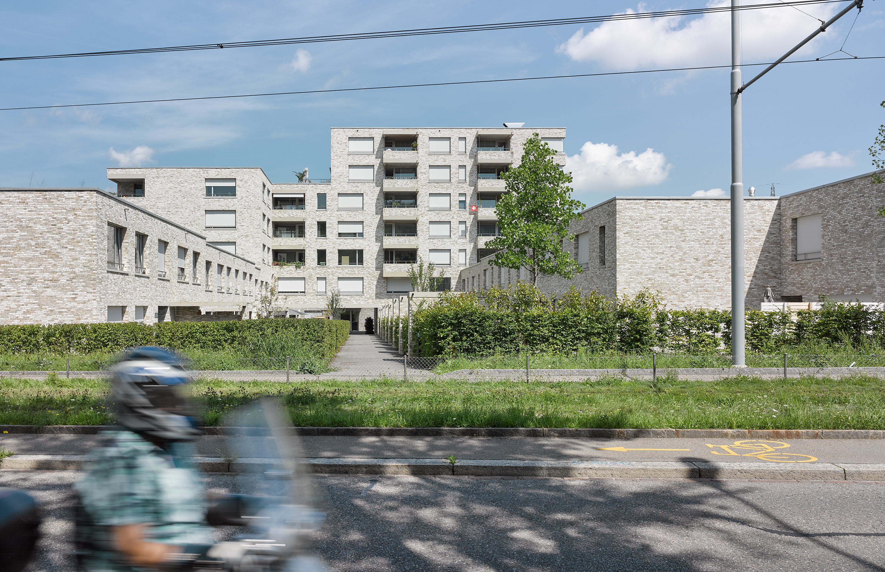 View from Dübendorfstrasse into townhouse row